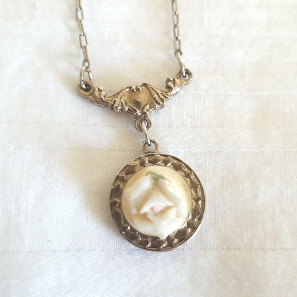 Vintage Gold Rose Round Necklace - Picture 2 of 5